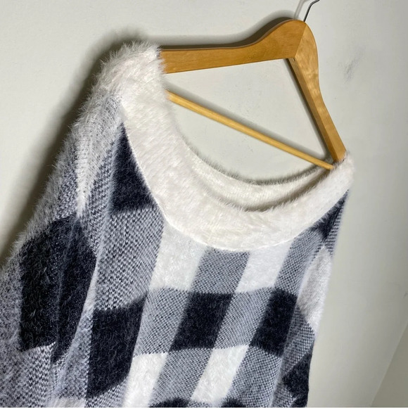 ✨NWT Express Black White Buffalo Plaid Fuzzy Oversized Sweater Women's Size XL - Picture 3 of 9